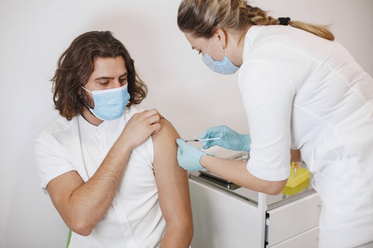 Vaccini senza prenotazione per i giovani